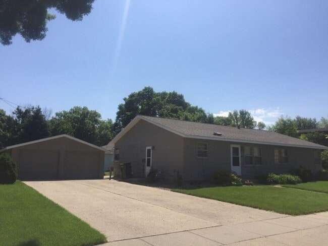 Primary Photo - 615-617 Luther Dr