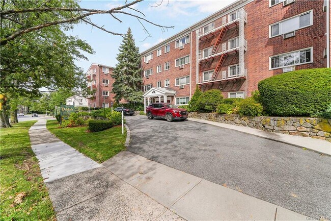 Building Photo - 828 Pelhamdale Ave