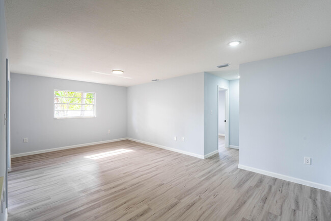 Building Photo - 306 Harvey Ave NE