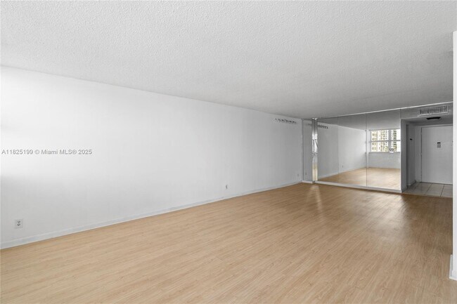 Building Photo - 1410 S Ocean Dr