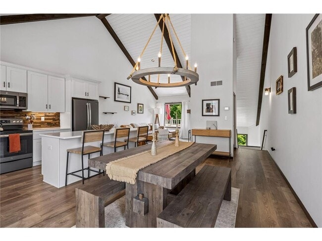 Building Photo - 2831 Kenwood Isles Dr