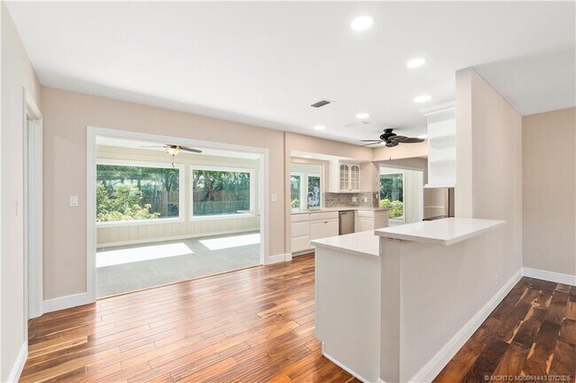 Building Photo - 7 Riverview Dr
