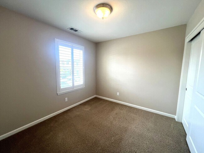 Building Photo - 460 Lindberg Cir