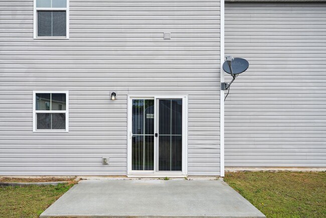 Building Photo - ?Beautifully F?resh Painted Carpetless 4-B...
