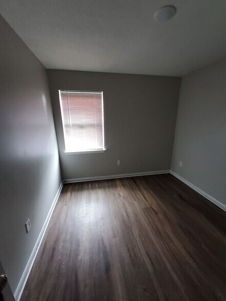 Building Photo - Welcome to this charming 3 bedroom, 1 bath...