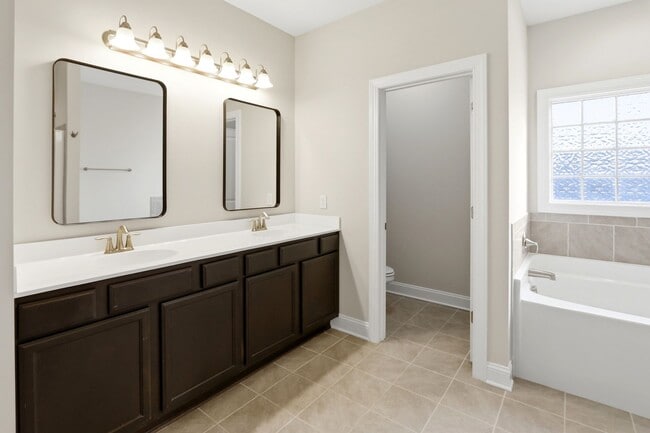 Building Photo - Spacious Living in Stateside – Comfort, Style & Convenience!