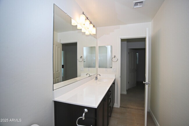 Building Photo - 1087 E Ibis St