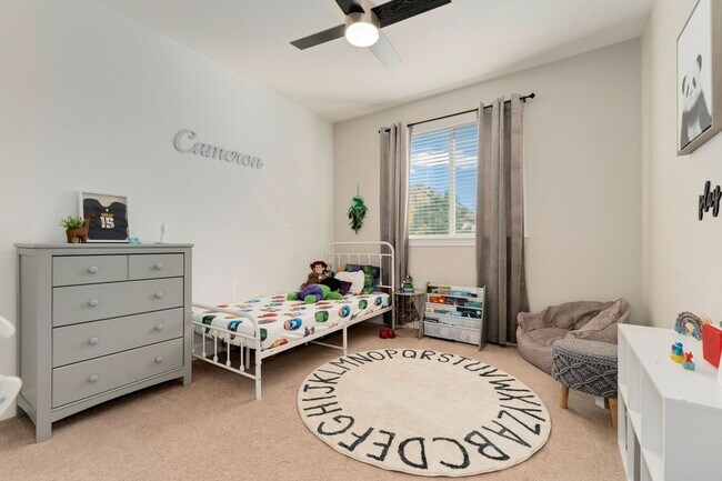 Building Photo - Evolve Real Estate: Evolve Real Estate: Meticulous Executive 4 Bedroom Plus Den Plus Finished Bas...