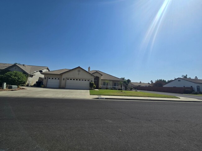 Building Photo - 4 BR + Flex 2 BA Available 9/15..... More ...