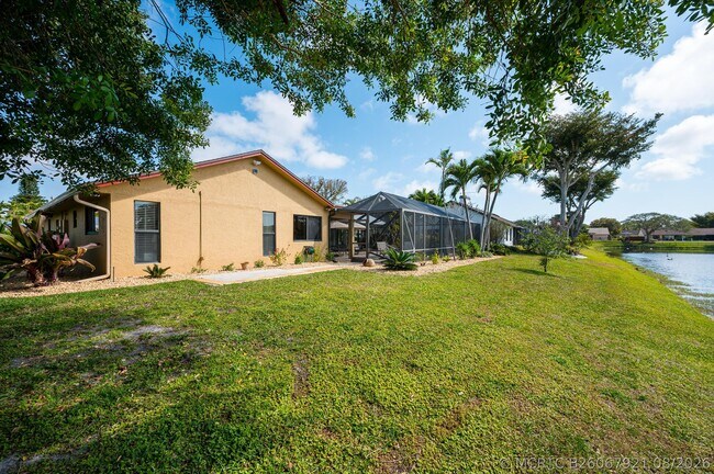 Building Photo - 3250 Lakeview Blvd