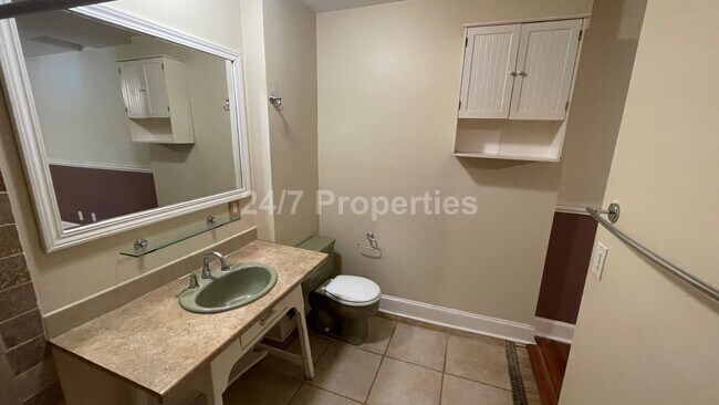 Building Photo - 2 Primary Suites + Huge Yard in Markham - ...