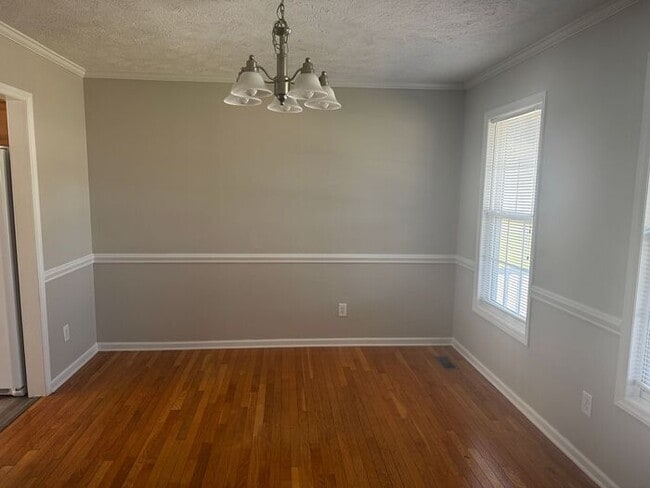 Building Photo - Spacious 3 Bedroom, 2.5 Bath Home with Bon...