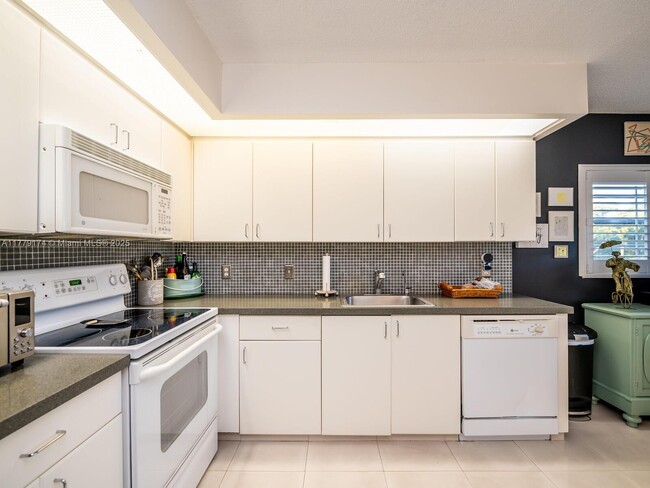 Building Photo - 300 SW 130th Terrace