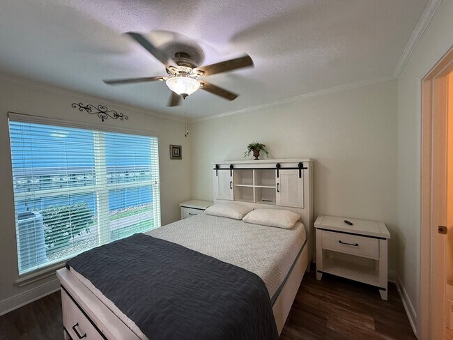 Building Photo - 3506 Cove View Blvd