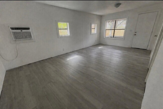 Building Photo - 516 S 11th St