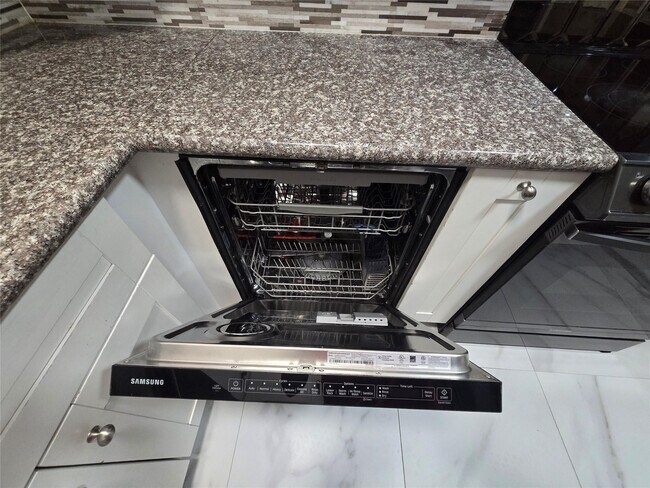 Building Photo - 733 SE 1st Way