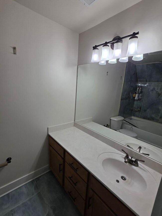 Building Photo - Large 3 Bedroom Townhouse in South Nashville