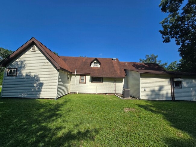 Building Photo - Cozy Home