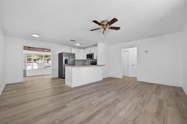 Building Photo - 933 30th Ct