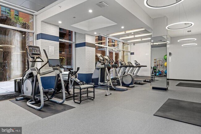 Building Photo - 1025 1st St SE