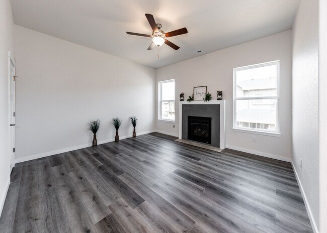 Building Photo - End Unit Townhome in Mountain Shadows near...