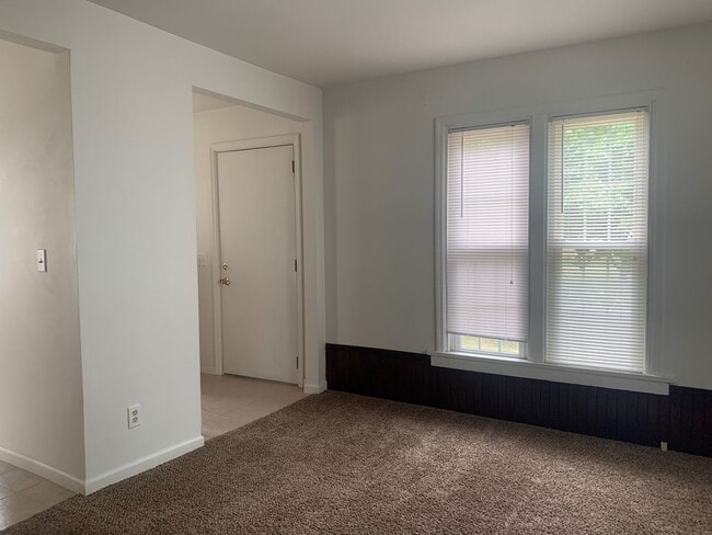 Building Photo - 2-bed home across from Glenn Park!