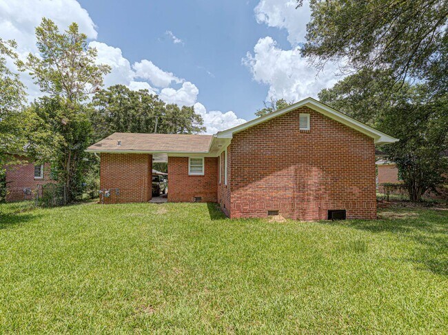 Building Photo - 2864 Hawthorne Dr