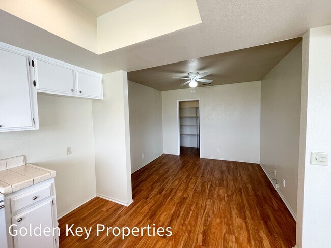 Building Photo - Welcome to this stunning duplex located in beautiful Bonsall!