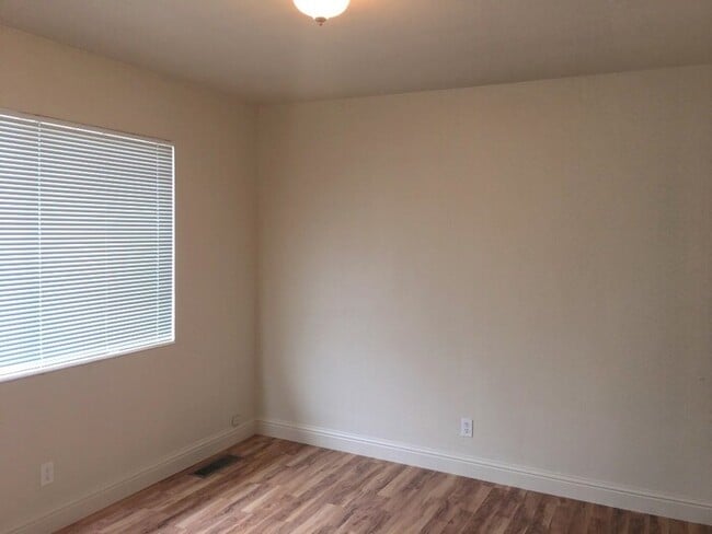 Building Photo - Reno Duplex - 1 Small Pet Friendly, Garage...