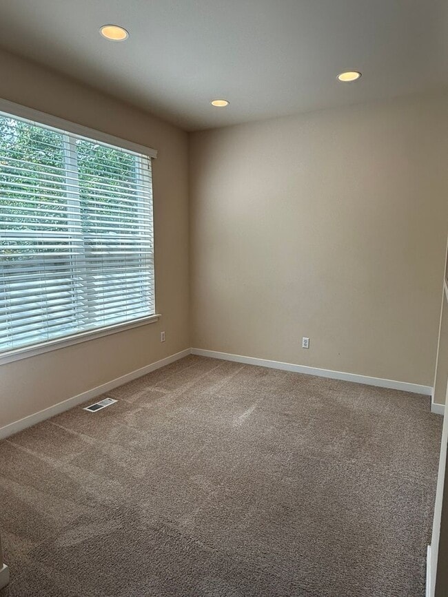 Building Photo - 3bd/2.5ba Sammamish Townhome