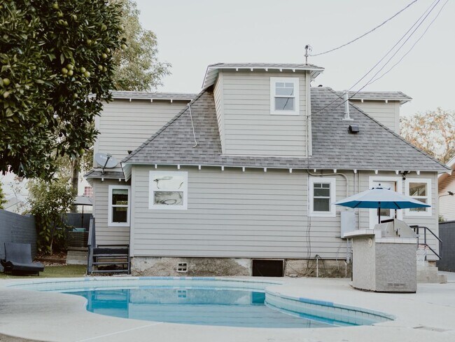 Building Photo - 6 Bedroom 4 Bath with Pool and yard space