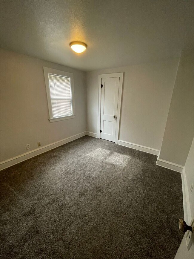 Building Photo - 3822 W Mt Vernon Ave