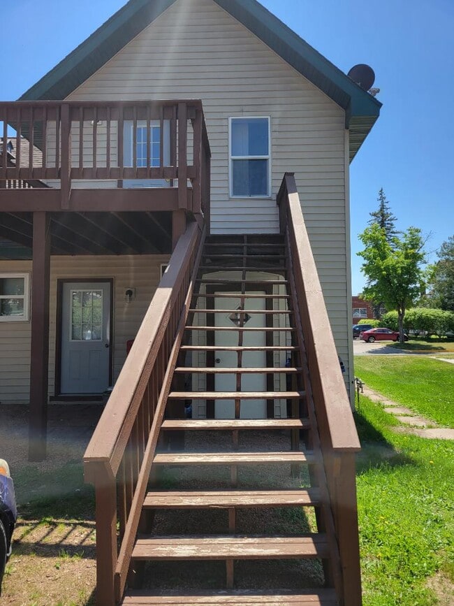 Building Photo - 1006 E 2nd St