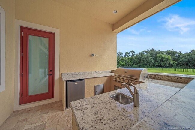 Building Photo - 5286 SW Pomegranate Way