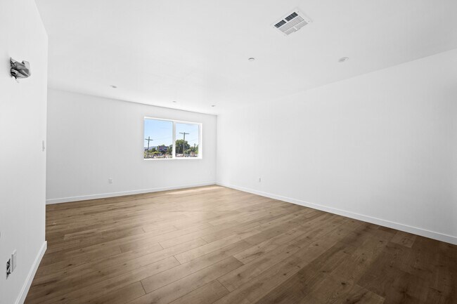 Building Photo - 6832 Hazeltine Ave