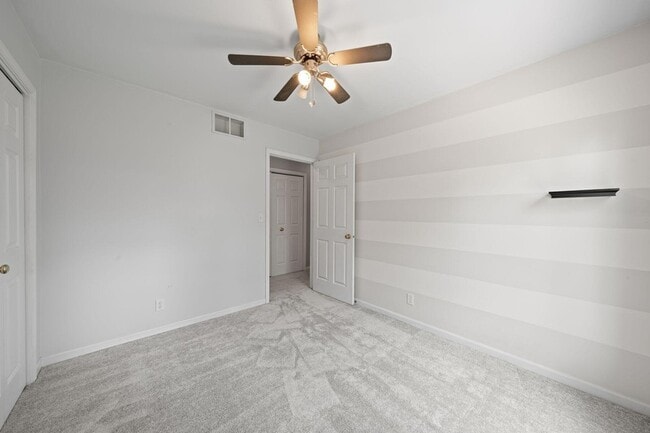 Building Photo - 406 Lakewood Dr