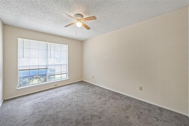 Building Photo - 1015 E Yager Ln