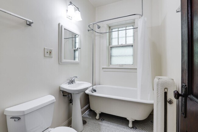 Building Photo - Sun-drenched Roscoe Village