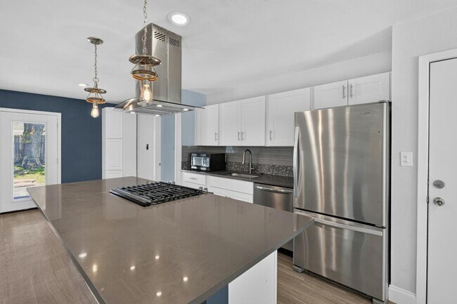 Building Photo - 8602 Colonial Dr