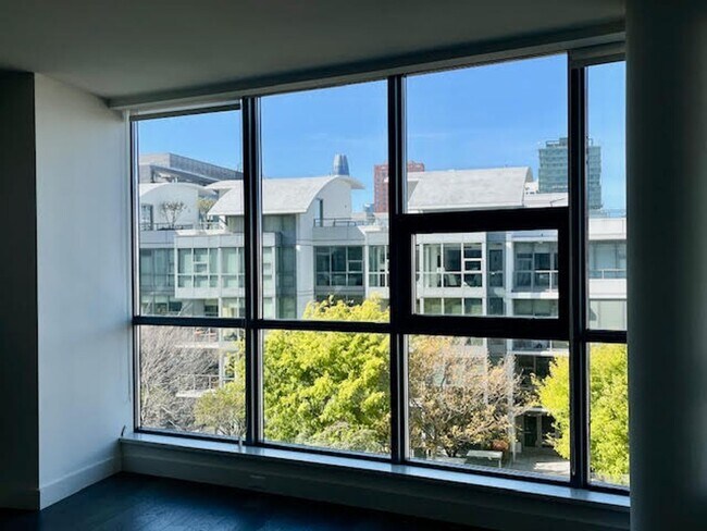 Building Photo - City living at its best! 2 BR/2 BA @ the M...