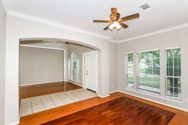 Building Photo - 902 Rock Springs Dr