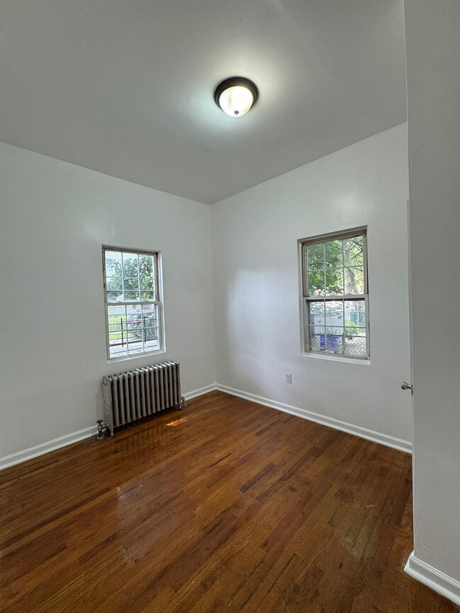 Building Photo - 131 W Sandford Blvd