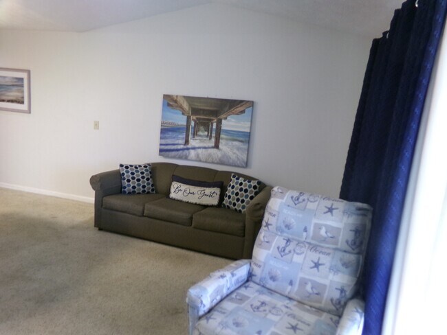 Building Photo - 4262 Pinehurst Cir