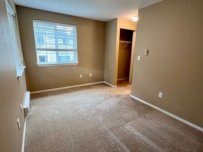 Building Photo - Gorgeous townhome in Redmond