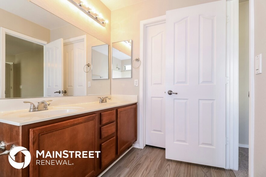 Building Photo - 12814 W Pershing St