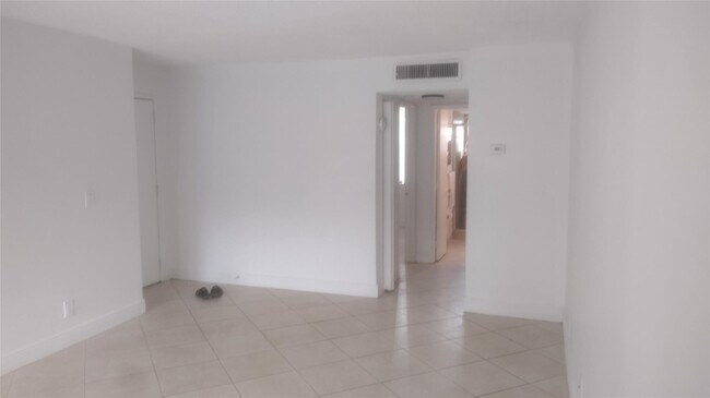 Building Photo - 9440 Live Oak Pl