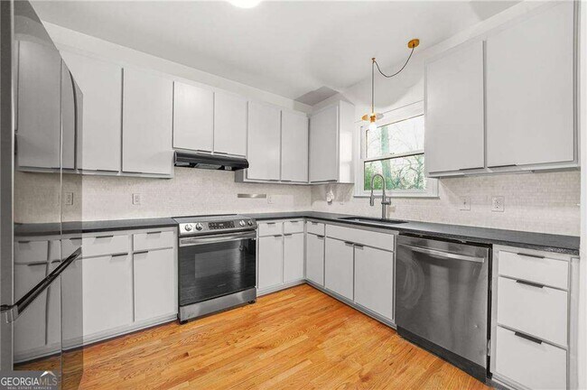 Building Photo - 1086 Pine Grove Ave NE