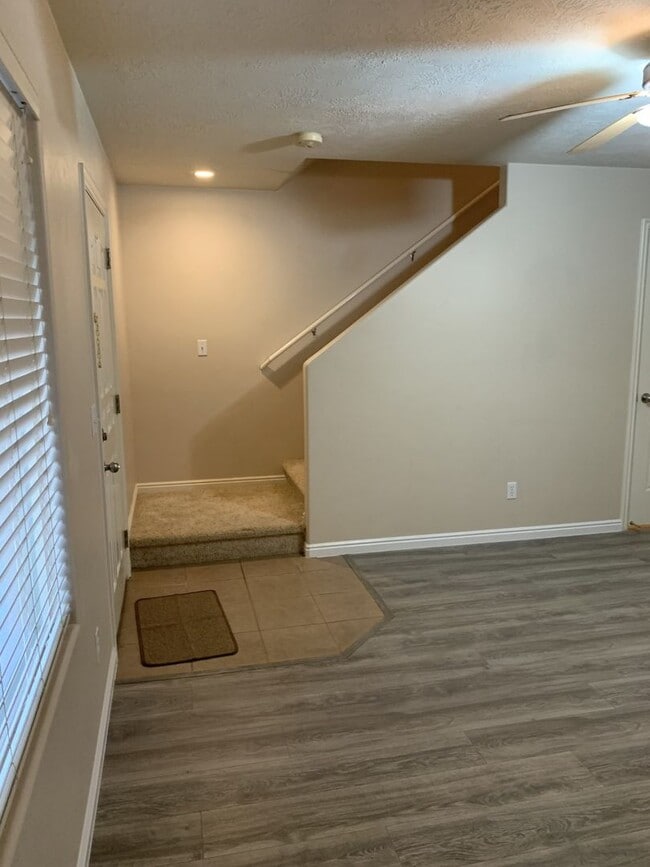 Building Photo - Skyhawk 3 bedroom 2.5 bath with a single car garage