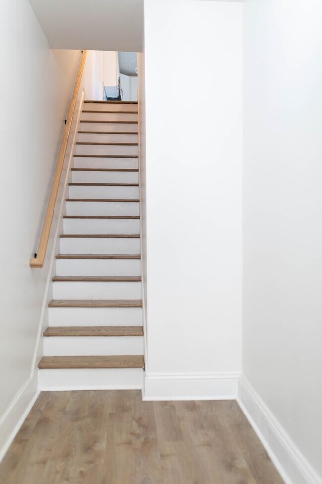 Building Photo - 617 E Chestnut St