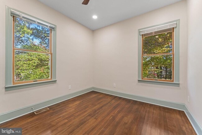 Building Photo - 6107 44th Ave